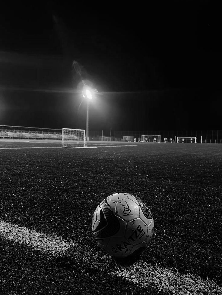 Pallone sul campo di notte sotto il faro